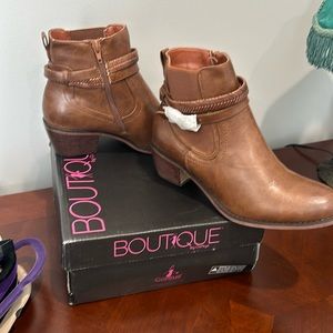 Ankle booties brown